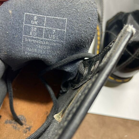 Dr. Martens Women's Black Patent Leather Lace Up Ankle Combat Boots size 7 - Picture 9 of 10